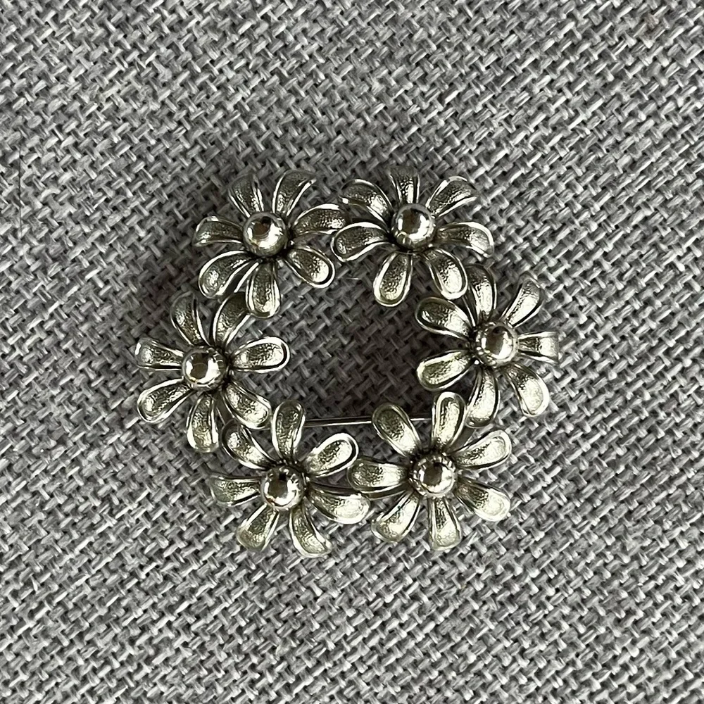 Vintage Silver Tone Daisy Floral Brooch Pin – Round Wreath Design